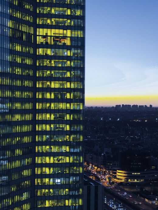 Tours de bureaux éclairées au lever du jour