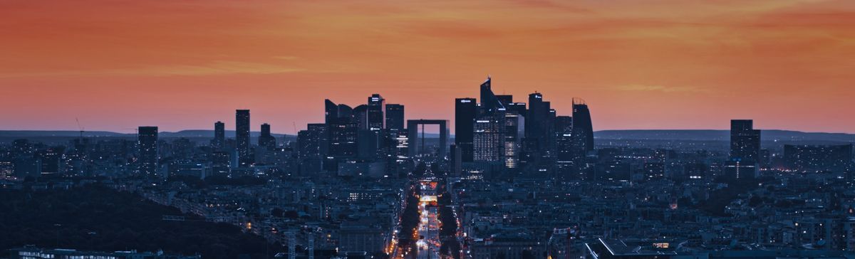 Paris et le quartier d'affaires de La Défense au couchant