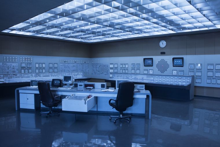 Salle de commande d'une centrale&nbsp;: pupitres, synoptiques et écrans