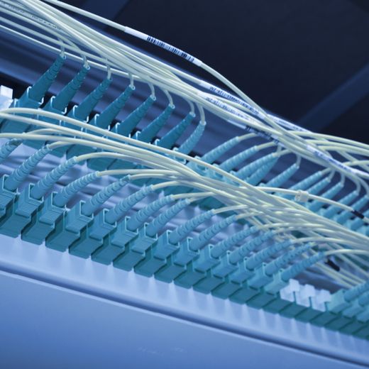 Jarretières de fibre optique sur un répartiteur