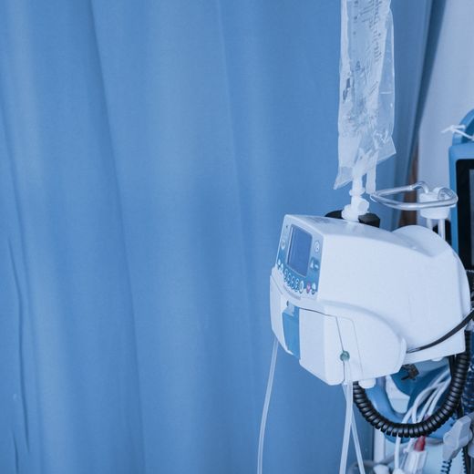 Pompe à perfusion dans une chambre d'hôpital